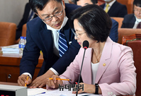 [포토] 보좌진과 대화 나누는 추미애 법무부장관