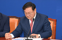 [포토] 자료보는 김태년 원내대표