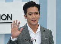 [포토] 배우 하석진, 반가운 손인사