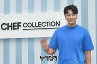 [포토] 반갑게 손인사하는 뮤지컬배우 민우혁