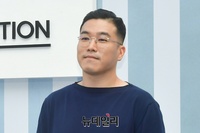 [포토] 깔끔하게 차려입은 디자이너 김종완