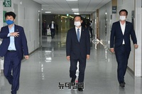 [포토] 긴급 기자회견 입장하는 홍영표 민주당 의원