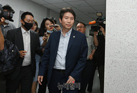 [포토] 의원실 들어서는 이인영 통일부 장관 내정자