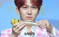 [포토] 김수찬 "팬들에게 선물 받은 마이크에요"