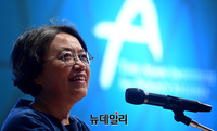 [포토] '작은나라가 사는길' 복간세미나서 인사말하는 이선이 교수
