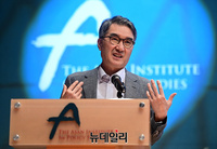 [포토] 한국미래학회 세미나 사회 맡은 전상인 서울대 교수