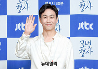 [포토] 오정세, 달콤한 손인사