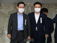 [포토] 원내대책회의 입장하는 '주호영-김성원'