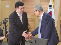 [포토] 악수 나누는 '김종인-윤창현'