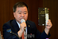 [포토] 위안부 증언집 들어보이는 김기수 변호사