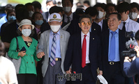 [포토] 북한 김정은에 승소, 법원 나서는 국군포로 유공자