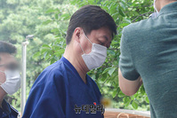 [포토] 영장실질심사 출석하는 김정수 리드 회장