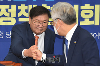 [포토] 악수 나누는 김태년-이재명