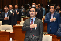 [포토] 국민의례하는 주호영 통합당 원내대표