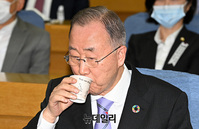 [포토] 물 마시는 반기문 전 유엔사무총장