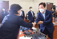 [포토] 국회 행안위 전체회의, 악수하는 '서영교-박완수'