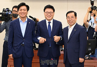 [포토] 손 맞잡고 기념촬영하는 '박광온-조승래-박성중'