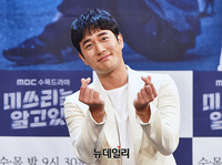 [포토] 하트 포즈한 배우 조한선