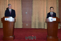 [포토] 공동기자회견 갖는 스티븐 비건-조세영 외교부 차관