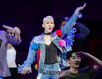 [포토] 뮤지컬 '제이미', 열정 넘치는 무대 보여주는 조권