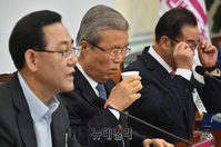 [포토] 목타는 김종인 미래통합당 비상대책위원장