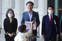 [포토] 추미애 장관 고발장 든 유상범 통합당 의원