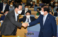 [포토] 국회서 악수나누는 '박병석-주호영'