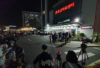 [포토] 빈소 예정지인 서울대학교병원에 박원순 지지자들 모여