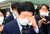 [포토] 눈 닦으며 故 박원순 빈소 나서는 박병석