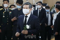 [포토] 백선엽 장군 빈소 찾은 정경두 국방부 장관