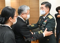 [포토] 백 장군 유가족과 인사하는 서욱 육군참모총장
