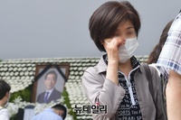 [포토] 시청 앞 마련된 시민분향소, 눈물 훔치는 시민