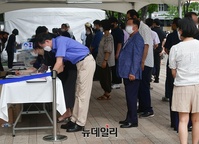 [포토] 방명록 작성하는 시민들