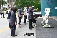 [포토] 서울시청 정문 앞에 붙은 박원순 시장 추모 메모들