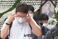 [포토] 박원순 시장 조문 마치고 눈물 훔치는 시민들