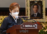 [포토] 유족 인사하는 故 박원순 시장 딸 다인 씨