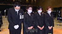 [포토] 故 박원순 시장 떠나 보내는 유족들