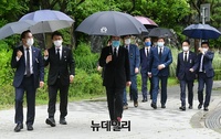 [포토] 서울추모공원 찾은 민주당 의원들