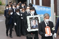 [포토] 추모공원 나서는 박원순 시장 운구행렬