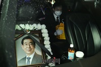 [포토] 경남 창녕으로 이동하는 박원순 시장 유골함