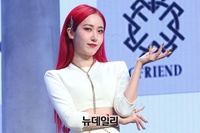 [포토] 강렬한 빨간 머리로 포인트 준 여자친구 신비