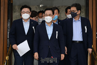 [포토] 원내대책회의 입장하는 '주호영-이종배-김성원'