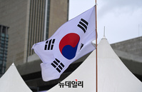 [포토] 광화문에 내걸린 조기