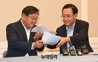 [포토] 7월 국회 일정 합의하는 '주호영-김태년'