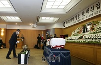 [포토] 故 백선엽 장군 영결식, 헌화하는 정경두 국방부 장관