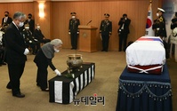 [포토] 백선엽 장군에 헌화하는 부인 노인숙 여사