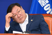 [포토] 얼굴 만지는 김태년 원내대표