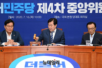 [포토] 의사봉 두드리는 이석현 위원장