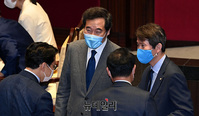 [포토] 국회서 동료 의원들과 대화하는 '이낙연-이인영'