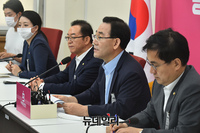 [포토] 긴급 기자회견 갖는 주호영 통합당 원내대표